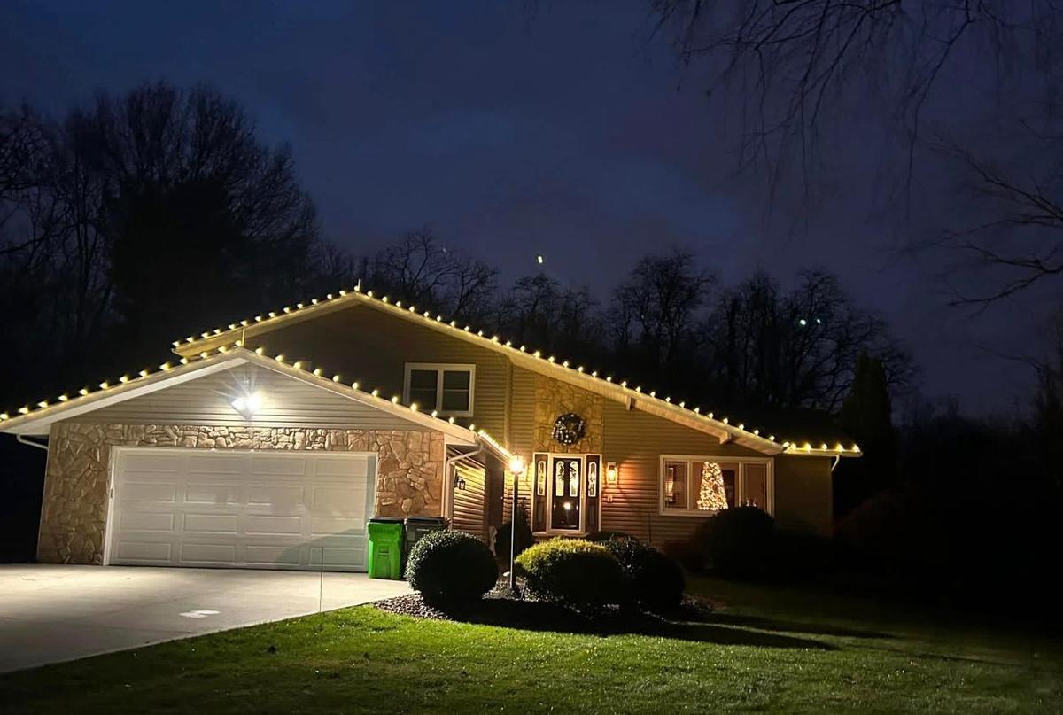 Ranch home with warm white roofline over the garage